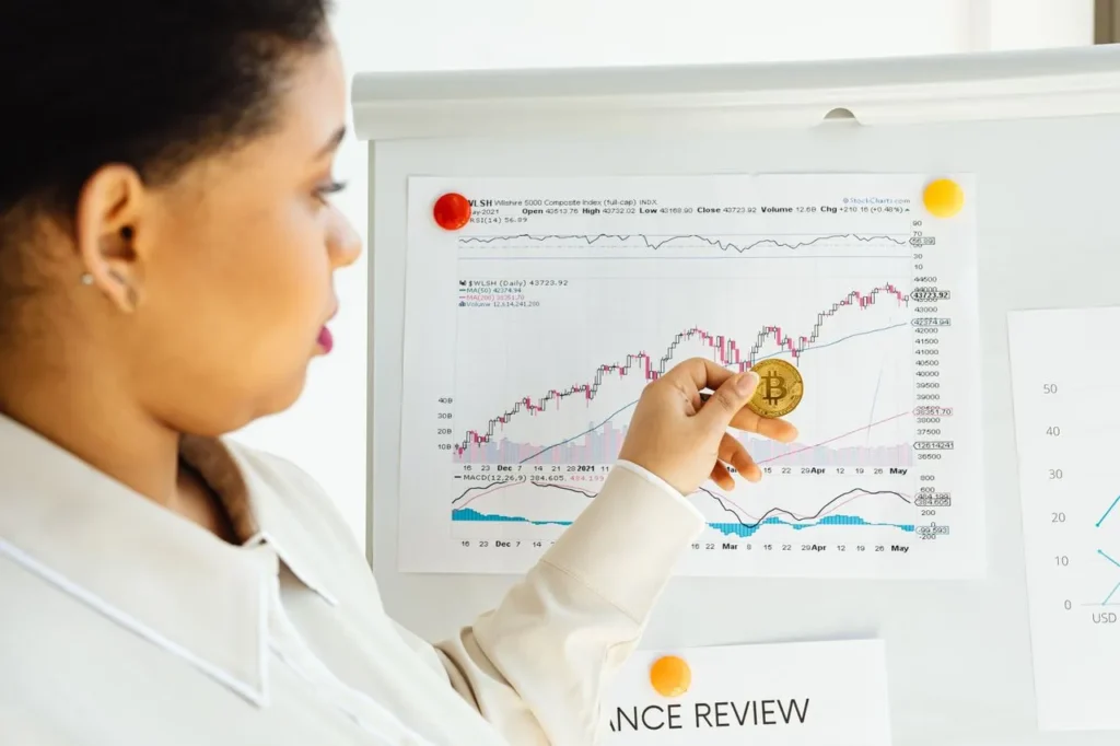 Mulher analisando gráfico de Bitcoin em apresentação