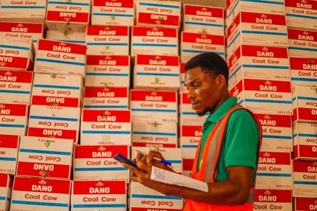 Funcionário inspeciona caixas de produtos Dano