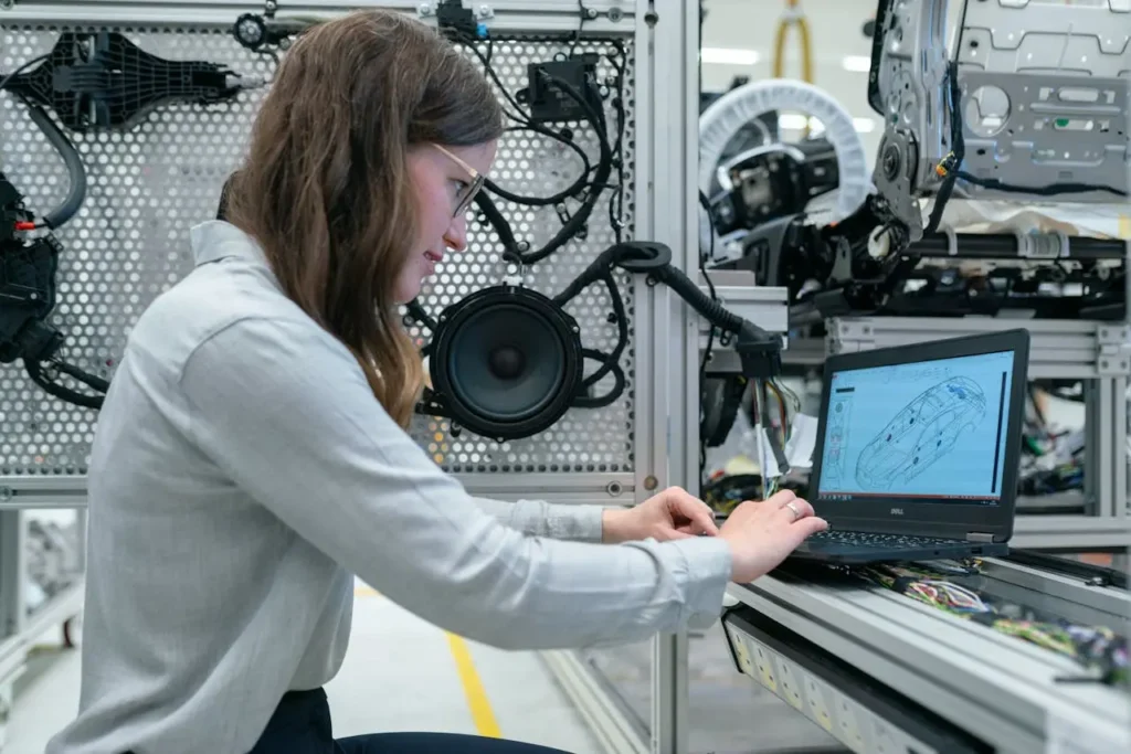 Mulher trabalhando em computador em linha de montagem