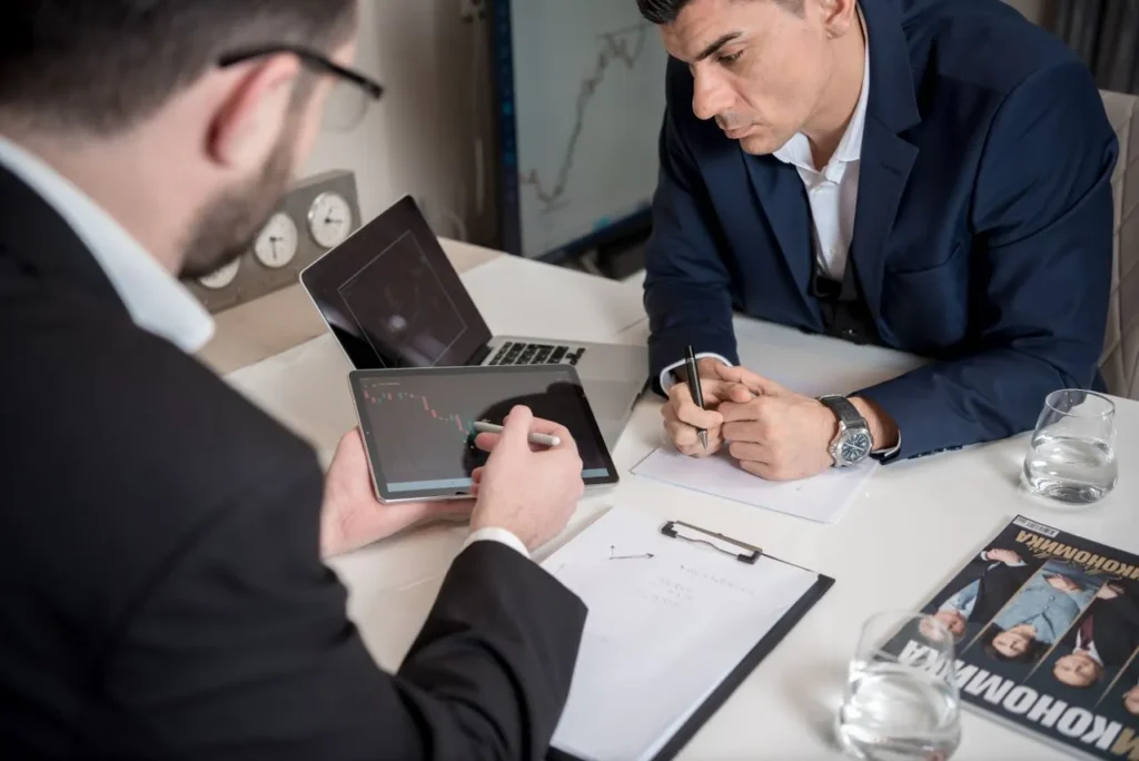 Profissionais discutindo estratégias financeiras em reunião.