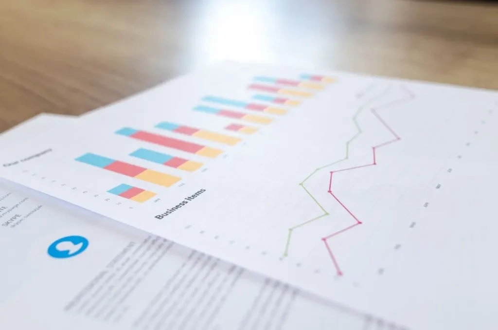 Gráficos coloridos em relatório empresarial