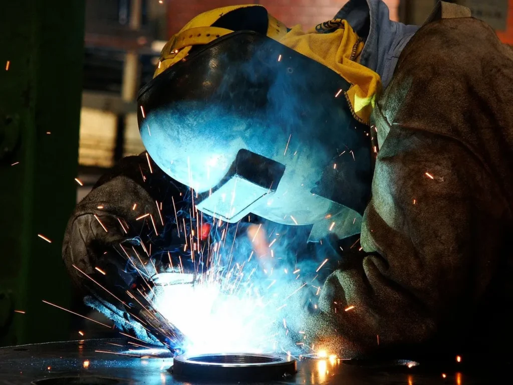 Soldador reformando máquina na indústria