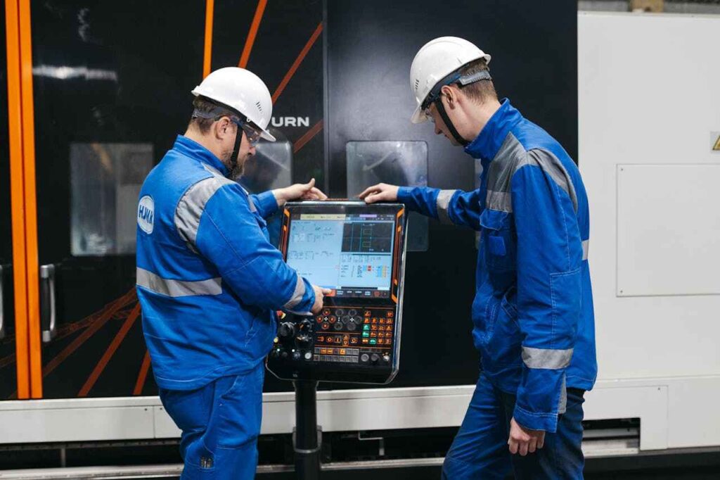 Técnicos operando máquina industrial