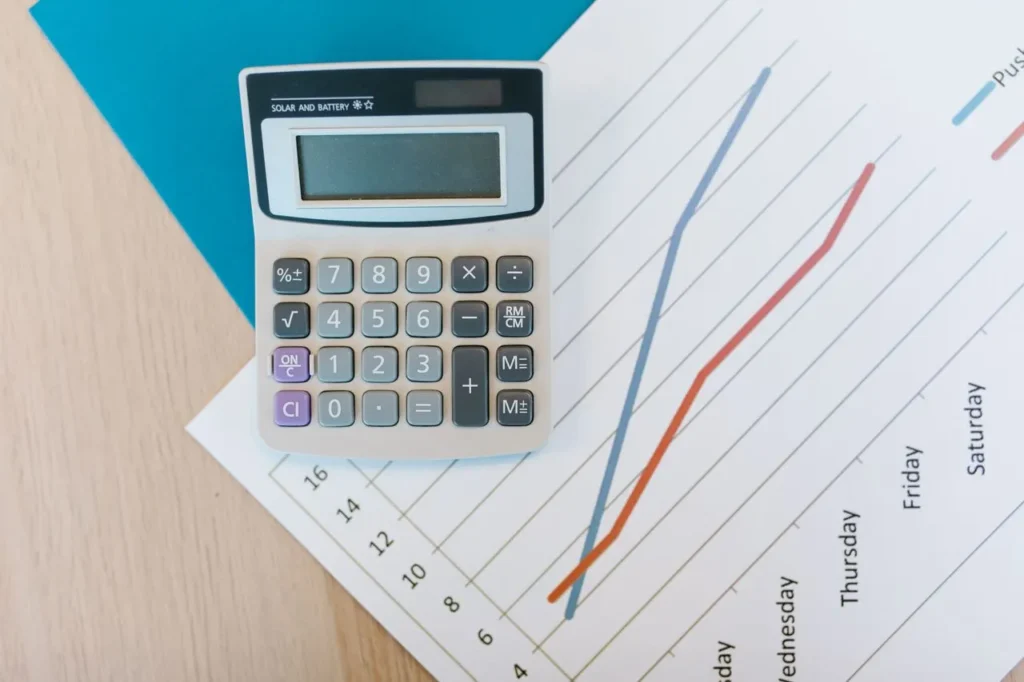 Calculadora sobre gráfico de despesas e receitas