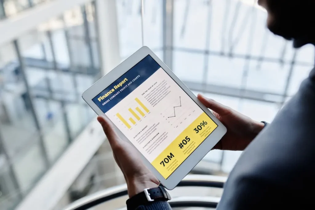 Relatório financeiro exibido em tablet.