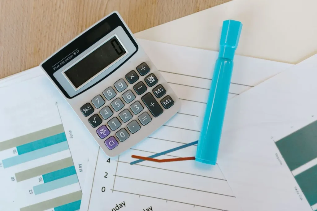 Calculadora e marcadores sobre gráficos financeiros